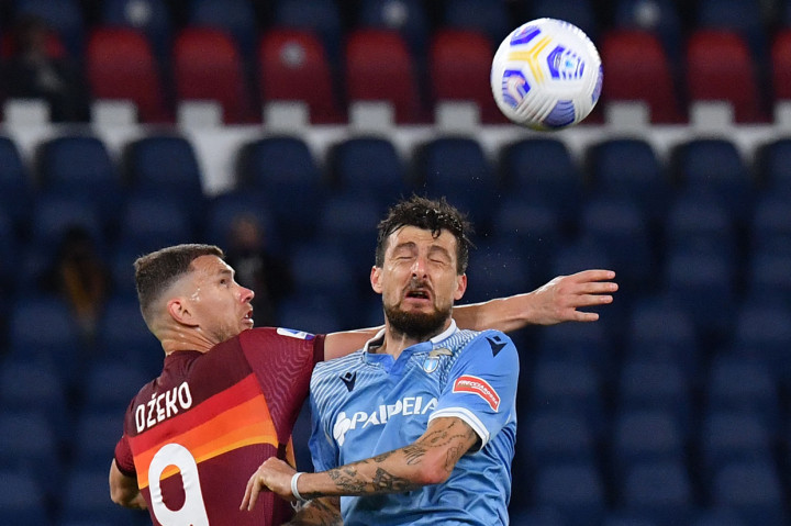 Nasib buruk bagi Lazio, setelah di menit ke-87, mereka harus bermain dengan 10 orang. Francesco Acerbi menelan kartu kuning keduanya, sehingga harus meninggalkan lapangan.