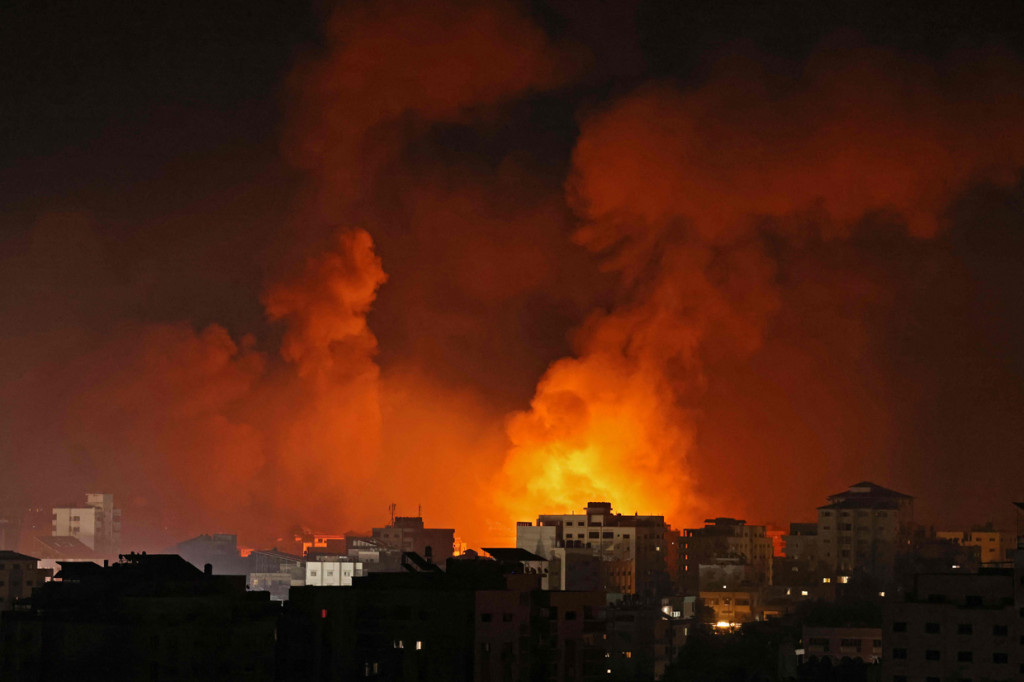 Dalam ledakan serangan itu, Israel menargetkan rumah Yahya Al-Sinwar, yang sejak 2017 telah mengepalai sayap politik dan militer Hamas di Gaza. 
