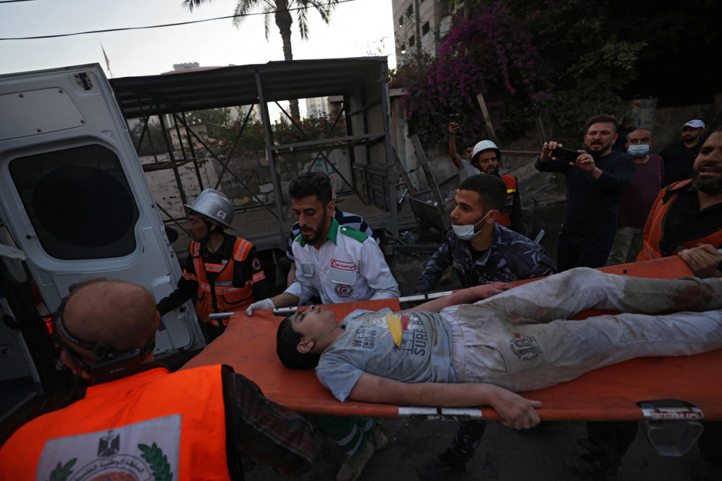 Israel telah melancarkan lebih dari 1.000 serangan udara dan artileri ke jalur pantai yang berpenduduk padat. Israel mengatakan serangan itu ditujukan ke Hamas dan sasaran militan lainnya.