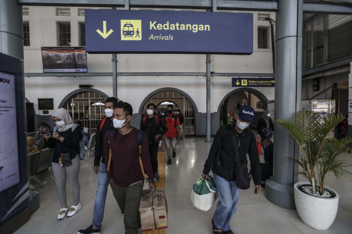 Penumpang kereta Bengawan tiba di Stasiun Pasar Senen, Jakarta, Minggu, 16 Mei 2021. 
