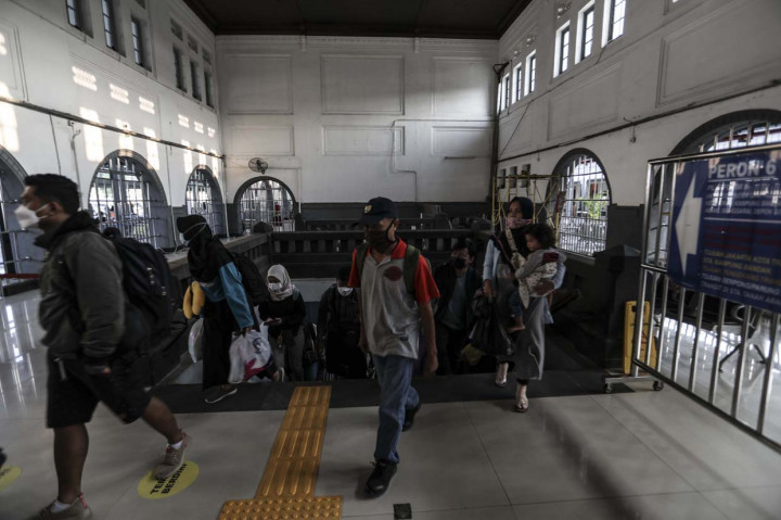 Penumpang kereta Bengawan tiba di Stasiun Pasar Senen, Jakarta, Minggu, 16 Mei 2021. 
