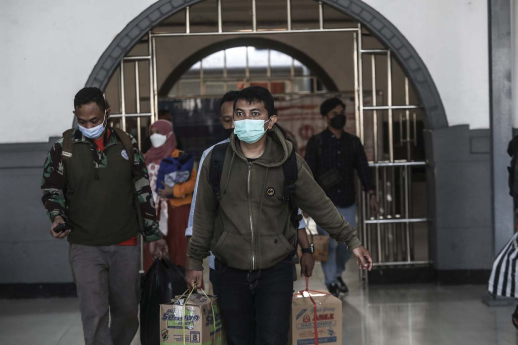 Selama periode peniadaan mudik, KAI mengoperasikan 38 perjalanan KA Jarak Jauh dan penumpang yang diizinkan naik hanya orang-orang yang dikecualikan sesuai aturan yang ditetapkan pemerintah.