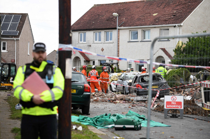 Dua rumah runtuh usai terjadi ledakan gas di Lancashire, Barat Laut Inggris. 