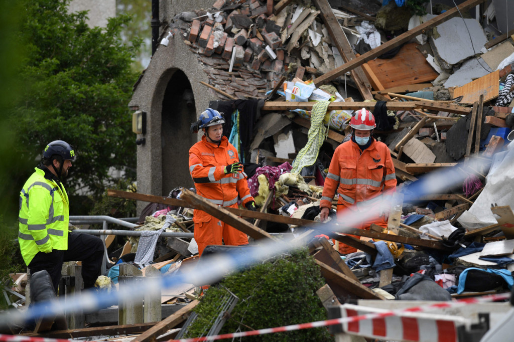 Polisi juga memasang garis pengaman di sekitar lokasi.