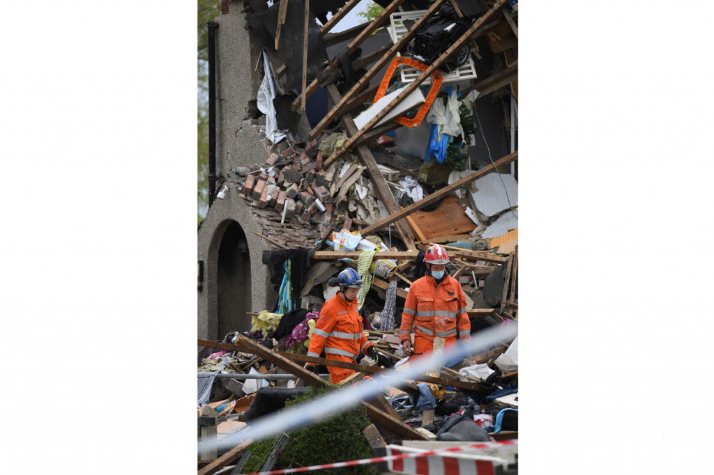 Para petugas pemadam kebakaran saat ini sedang dalam proses mencari properti yang runtuh.
