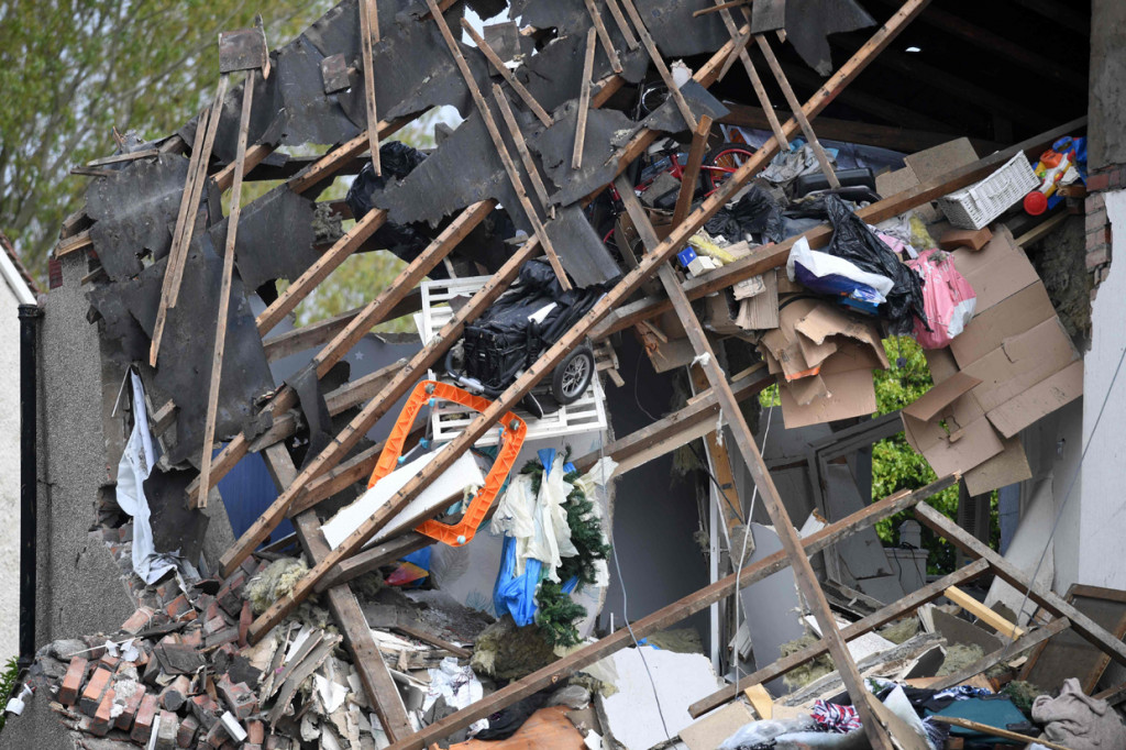 Penduduk lokal Dan Knowles mengatakan suara ledakan bahkan terdengar dari rumahnya yang berjarak empat jalan dari lokasi kejadian.