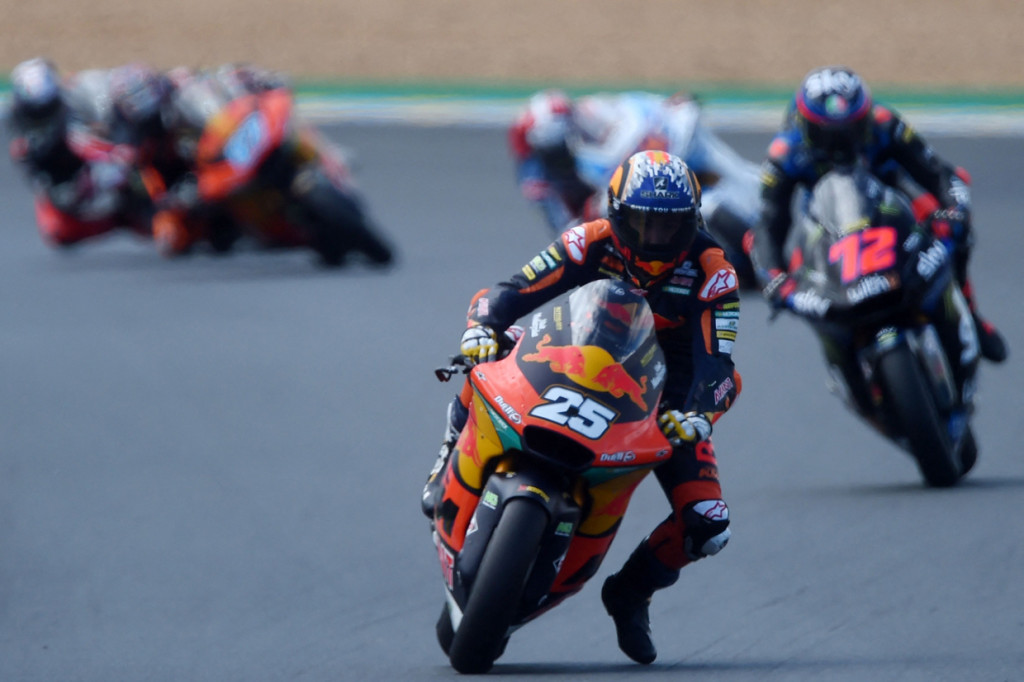 Sementara itu, posisi ketiga ditempati oleh Marco Bezzecchi yang sempat terlibat aksi susul menyusul dengan Tony Arbolino yang akhirnya menempati posisi keempat.