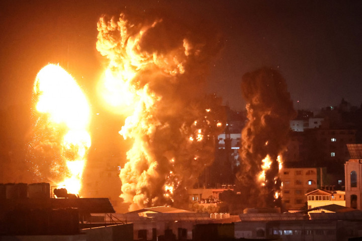 Pagi ini, waktu setempat, jet tempur Israel telah melakukan 55 serangan udara di Jalur Gaza. Mereka disebut menargetkan beberapa pangkalan militer dan keamanan di wilayah Palestina, serta beberapa tanah kosong di timur Kota Gaza.
