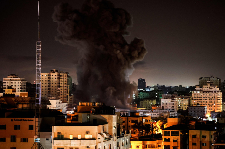 Sebuah gedung berlantai empat juga dibom di pusat Kota Gaza. Namun, dalam laporan awal menunjukkan bahwa warga di gedung itu telah dievakuasi sebelum diserang.
