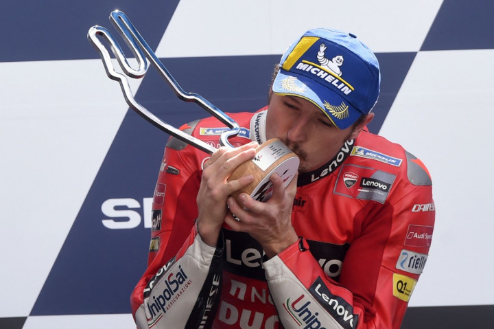 Pembalap Ducati Jack Miller menyabet juara MotoGP Prancis 2021 pada balapan penuh drama di Sirkuit Le Mans, Minggu, 16 Mei 2021. Pria asal Australia tersebut menjuarai seri beruntun usai berjaya di Jerez dua pekan lalu.