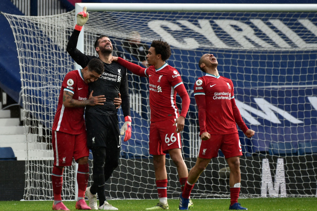 Kiper Liverpool, Alisson Becker, mencetak gol penentu kemenangan The Reds ketika berhadapan dengan West Bromwich Albion pada pekan ke-36 Liga Inggris 2020-2021.