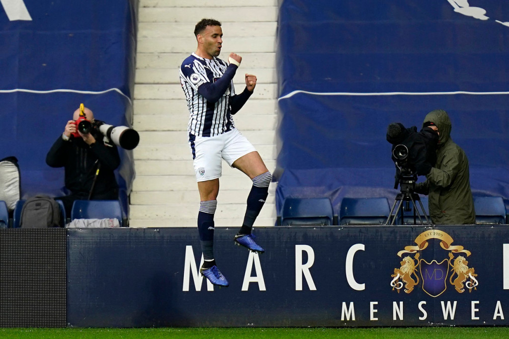 Hal Robson-Kanu melakukan selebrasi usai mencetak gol ke gawang Liverpool.