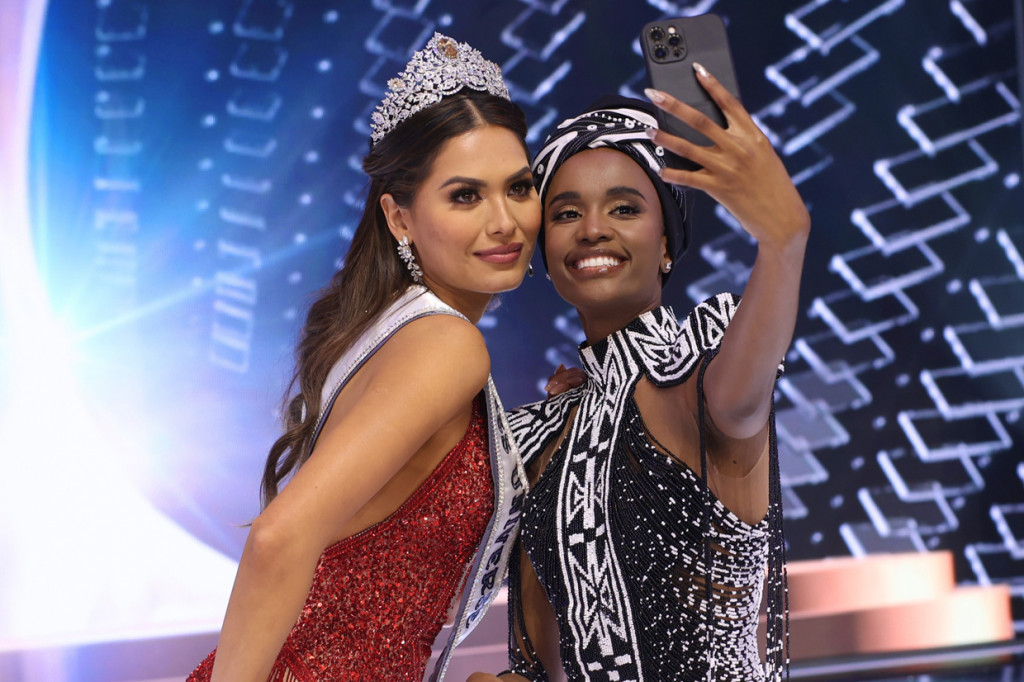 Miss Universe 2020 Andrea Mesa dan Miss Universe 2019 Zozibini Tunzi berswafoto di atas panggung di Kontes Miss Universe 2021 di Seminole Hard Rock Hotel & Casino pada 16 Mei 2021 di Hollywood, Florida. 