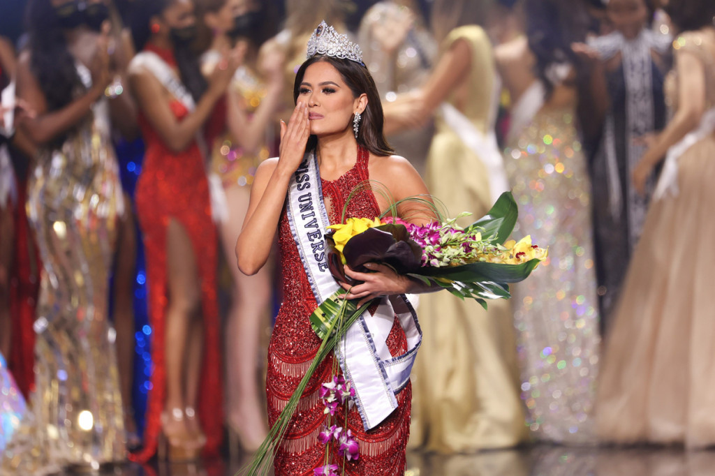 Meza menyingkirkan puluhan kontestan lain dan memenangkan ajang Miss Universe 2020.