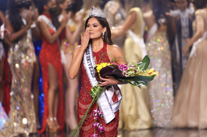 Meza menyingkirkan puluhan kontestan lain dan memenangkan ajang Miss Universe 2020.