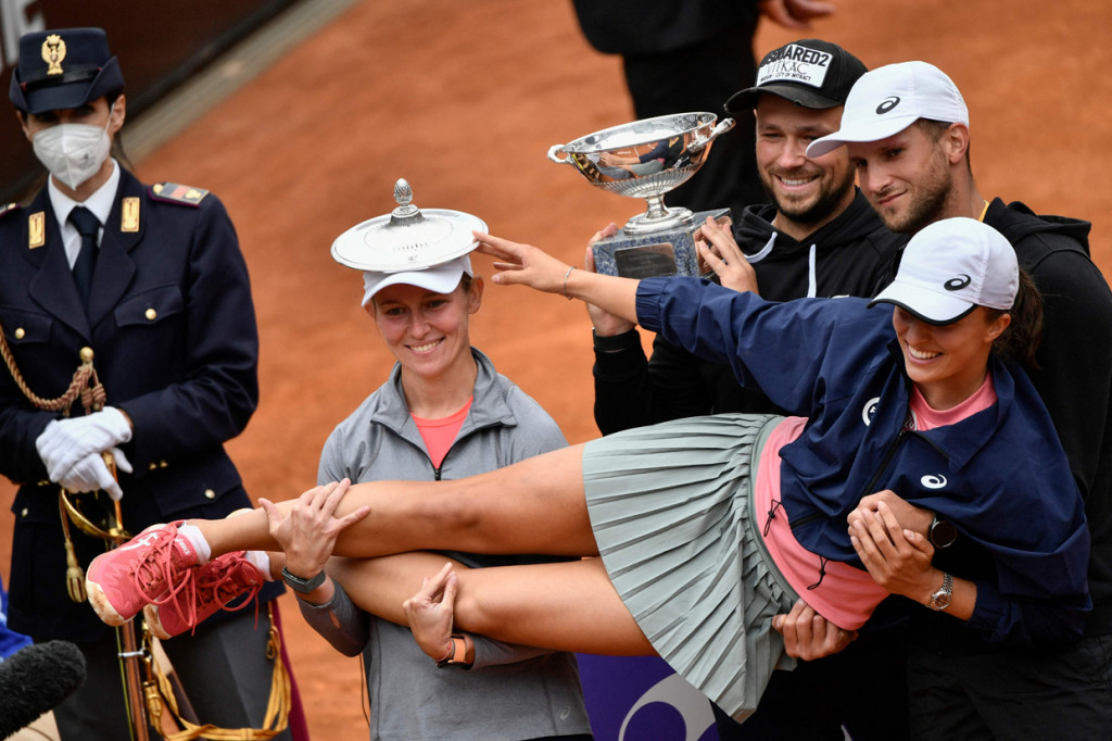 Iga Swiatek terlalu perkasa bagi Karolina Pliskova sehingga dalam pertandingan final single putri tenis Italia terbuka di Roma pada Minggu, 16 Mei 2021, tak memberi satu set pun kepada lawannya.