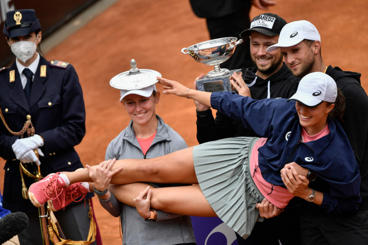 Iga Swiatek terlalu perkasa bagi Karolina Pliskova sehingga dalam pertandingan final single putri tenis Italia terbuka di Roma pada Minggu, 16 Mei 2021, tak memberi satu set pun kepada lawannya.