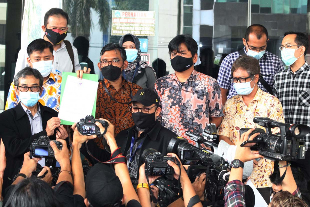 Penyidik senior KPK Novel Baswedan (tengah) bersama perwakilan 74 pegawai KPK yang dinyatakan tidak lolos asesmen tes wawasan kebangsaan (TWK) mengelar jumpa pers terkait rencana melaporkan anggota Dewas KPK Indriyanto Seno Adji ke Dewan Pengawas (Dewas) di Gedung KPK Lama, Jakarta, Senin, 17 Mei 2021.