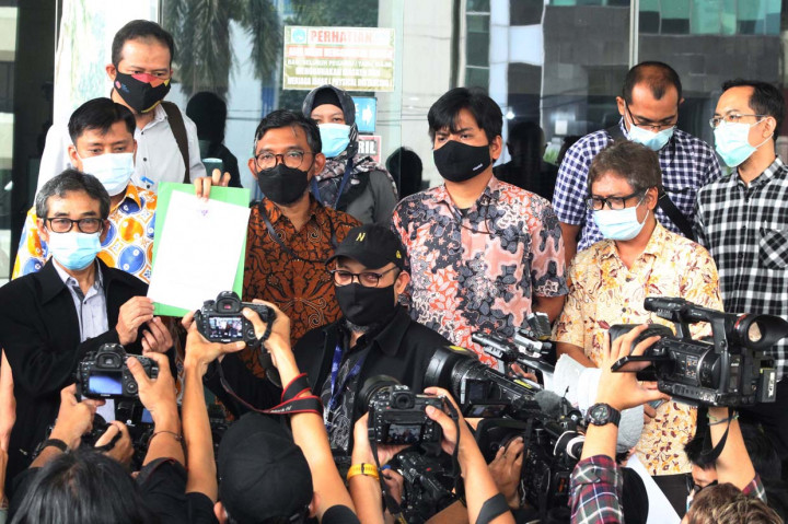 Penyidik senior KPK Novel Baswedan (tengah) bersama perwakilan 74 pegawai KPK yang dinyatakan tidak lolos asesmen tes wawasan kebangsaan (TWK) mengelar jumpa pers terkait rencana melaporkan anggota Dewas KPK Indriyanto Seno Adji ke Dewan Pengawas (Dewas) di Gedung KPK Lama, Jakarta, Senin, 17 Mei 2021.