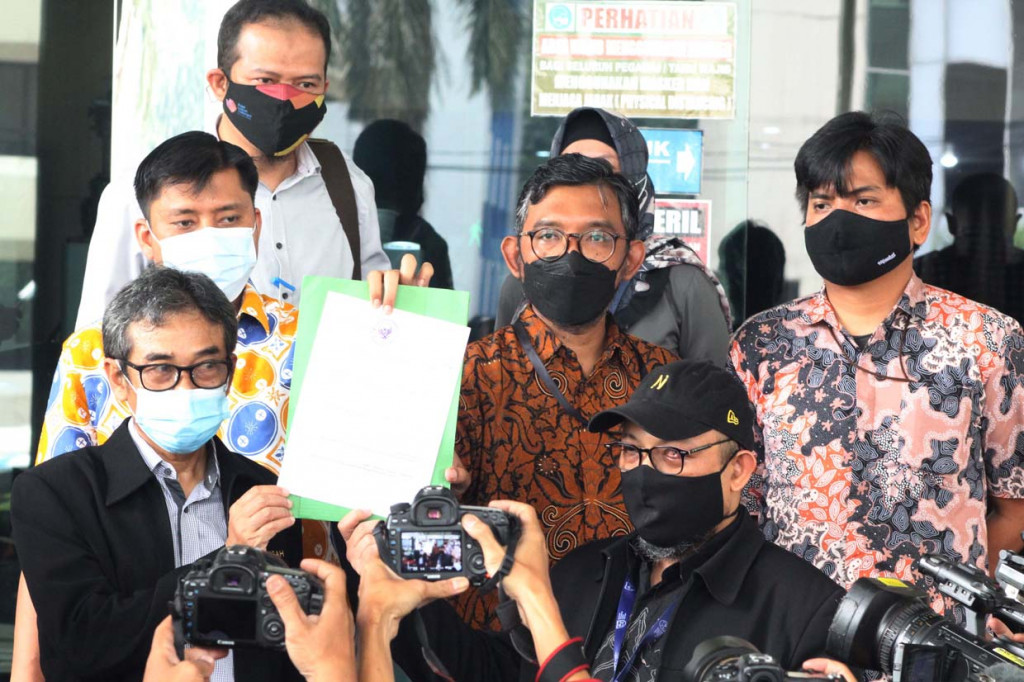 Perwakilan 75 pegawai KPK akan melaporkan Indriyanto Seno Adji ke Dewas KPK dikarnakan telah bersikap di luar kewenangannya.