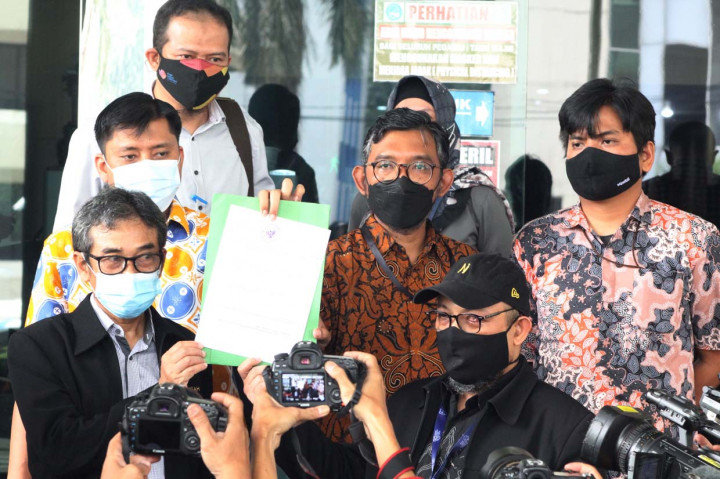 Perwakilan 75 pegawai KPK akan melaporkan Indriyanto Seno Adji ke Dewas KPK dikarnakan telah bersikap di luar kewenangannya.