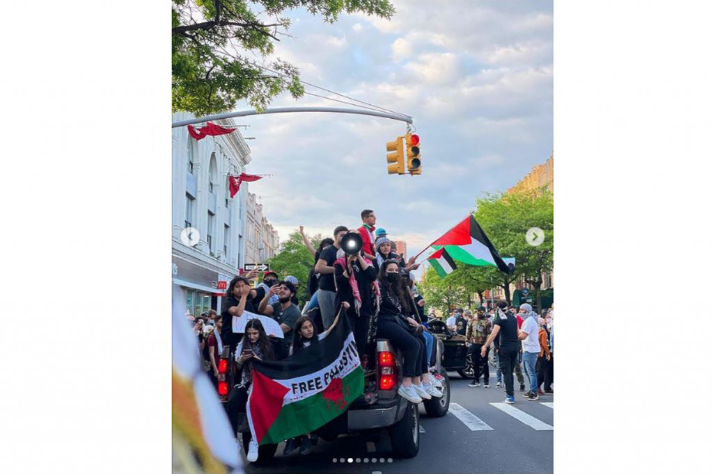 Bella Hadid pun menyerukan kebebasan Palestina dari serangan Israel. 