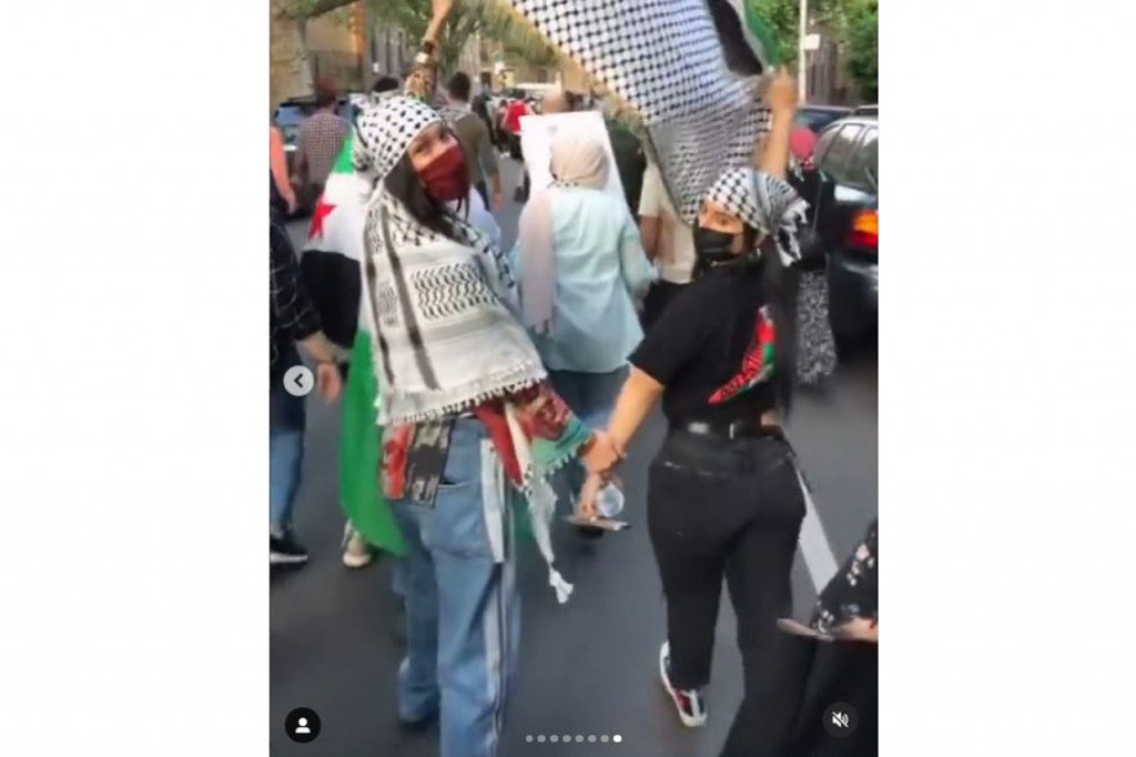 Saat terlibat dalam aksi mendukung Palestina, Bella menggunakan baju tradisional kaffiyeh sambil membawa bendera Palestina bersama kerumunan massa. Aksi model berusia 24 tahun itu pun dipajang di akun Instagram miliknya.