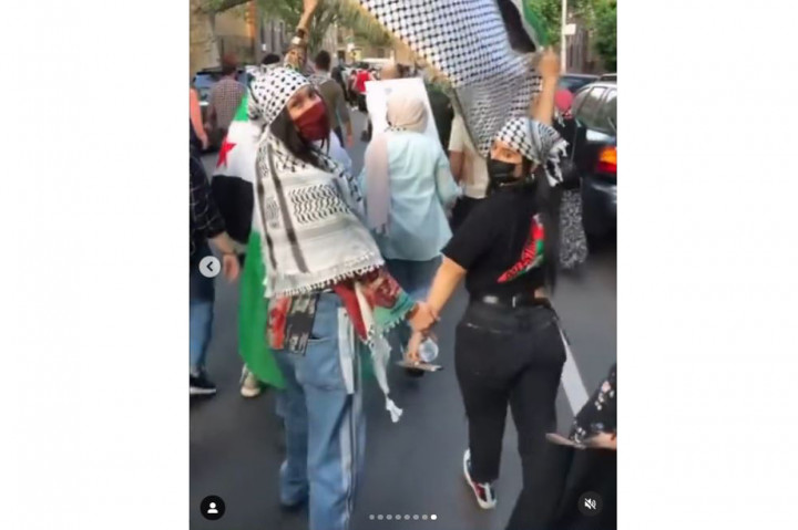 Saat terlibat dalam aksi mendukung Palestina, Bella menggunakan baju tradisional kaffiyeh sambil membawa bendera Palestina bersama kerumunan massa. Aksi model berusia 24 tahun itu pun dipajang di akun Instagram miliknya.
