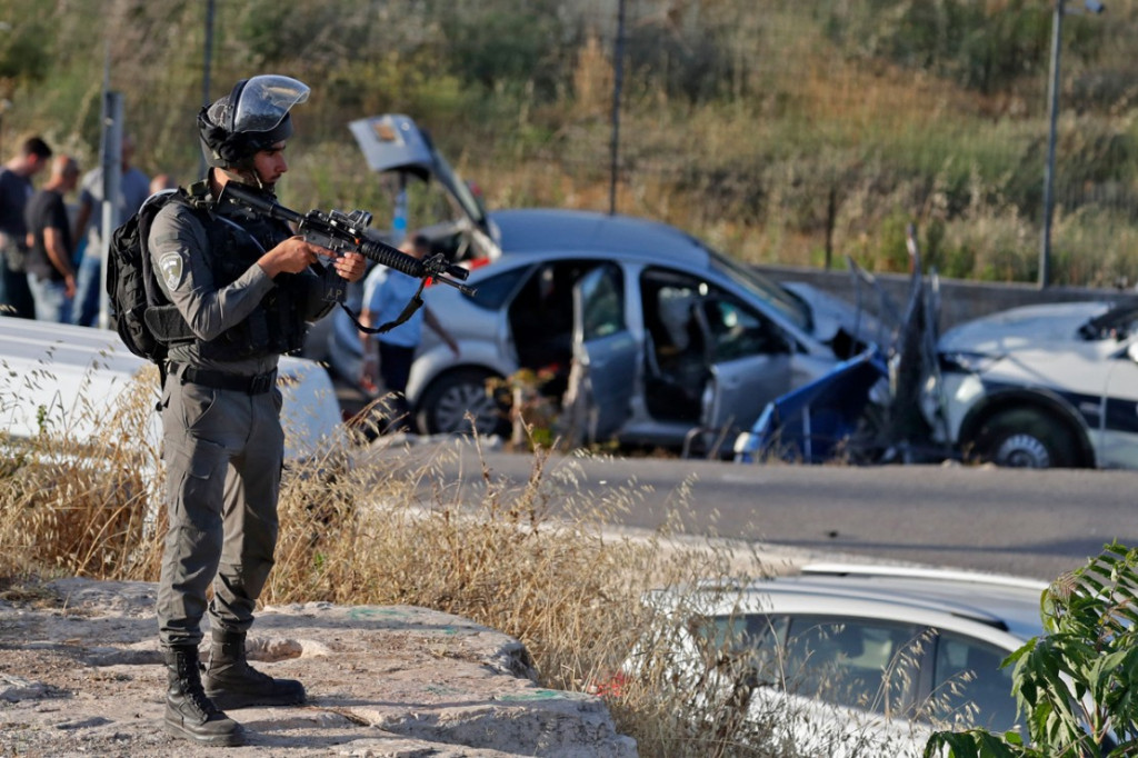 Tentara Israel menembak mati seorang pengemudi Palestina yang menabrakkan mobilnya ke penghalang jalan di Kota Yerusalem, Minggu, 16 Mei 2021. Polisi Israel mengklaim, enam petugas mereka terluka akibat aksi pria itu.  