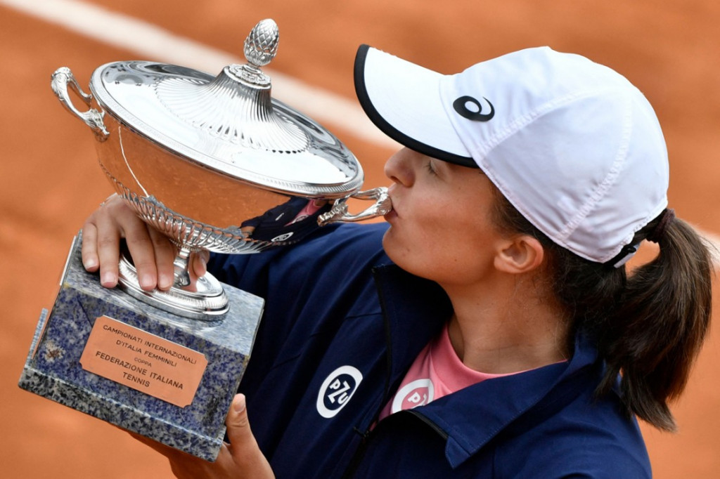 Iga Swiatek terlalu perkasa bagi Karolina Pliskova sehingga dalam pertandingan final single putri tenis Italia terbuka di Roma pada Minggu, 16 Mei 2021, tak memberi satu set pun kepada lawannya.