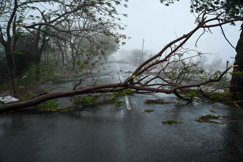 Topan raksasa menghantam India pada Senin, 17 Mei 2021, dengan angin kencang dan hujan deras yang menyebabkan sedikitnya 20 orang meninggal dunia. Bencana alam tersebut menghentikan program vaksinasi yang sangat dibutuhkan negara itu untuk mengendalikan wabah covid-19.