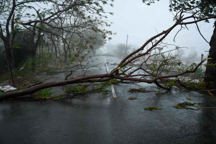 Topan raksasa menghantam India pada Senin, 17 Mei 2021, dengan angin kencang dan hujan deras yang menyebabkan sedikitnya 20 orang meninggal dunia. Bencana alam tersebut menghentikan program vaksinasi yang sangat dibutuhkan negara itu untuk mengendalikan wabah covid-19.