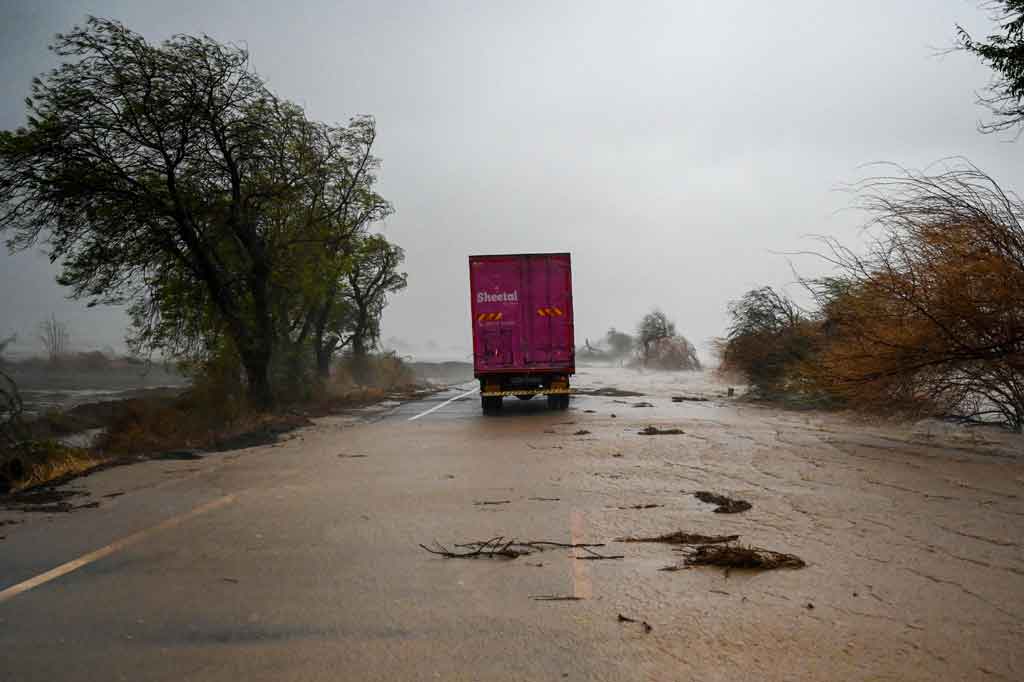 Topan Tauktae menghantam sebagian besar negara yang luas itu, mengirimkan gelombang besar menyapu pantainya, mengubah jalan-jalan menjadi sungai dan memaksa ratusan ribu orang mengungsi.