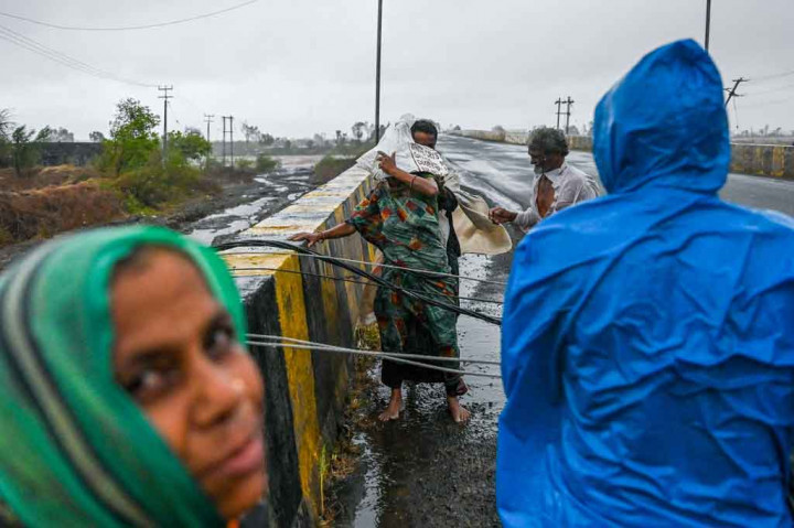 Topan - yang terbesar yang melanda wilayah itu dalam beberapa dekade - merenggut nyawa di Kerala, Goa, Maharashtra, dan Gujarat saat angin kencang menyapu rumah-rumah dan menumbangkan pohon serta tiang listrik.