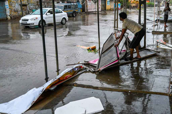 Otoritas Mumbai menutup bandara dan mendesak warga untuk tinggal di dalam rumah, mengevakuasi sekitar 600 pasien covid-19 di rumah sakit lapangan ke lokasi yang lebih aman, sementara permukaan laut naik setinggi tiga meter (10 kaki) di dekat kota tepi laut Diu.