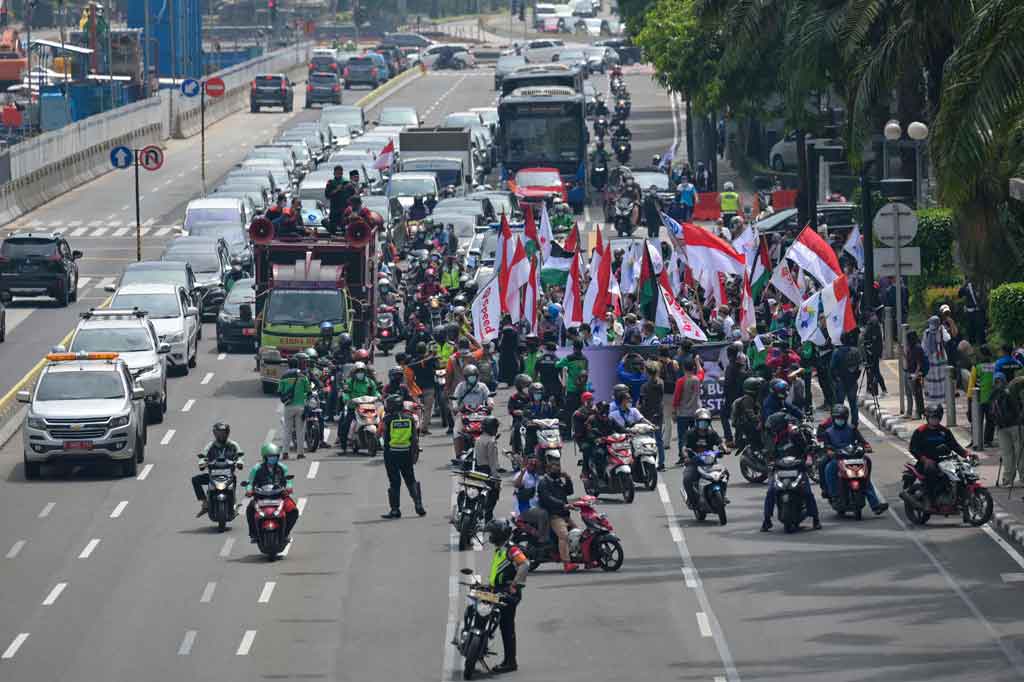 Massa buruh yang tergabung dalam Konfederasi Serikat Pekerja Indonesia (KSPI) menggelar aksi solidaritas untuk Palestina di depan Kedutaan besar Amerika Serikat (AS) di Jakarta, Selasa, 18 Mei 2021.
