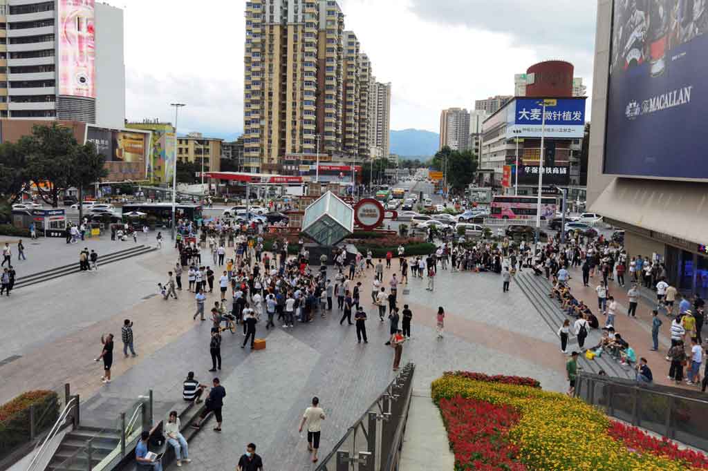 Pejabat manajemen darurat sedang menyelidiki apa yang menyebabkan menara di distrik Futian, Shenzhen, Provinsi Guangdong itu goyah.