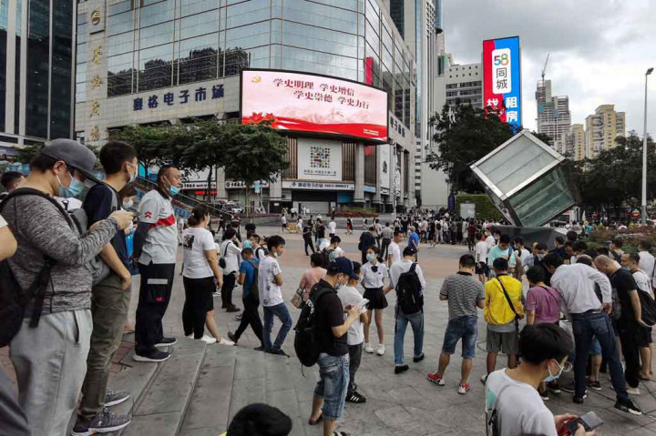 Video pengamat yang diterbitkan oleh media lokal di Weibo menunjukkan gedung pencakar langit itu berguncang di fondasinya ketika ratusan pejalan kaki yang ketakutan melarikan diri ke luar.