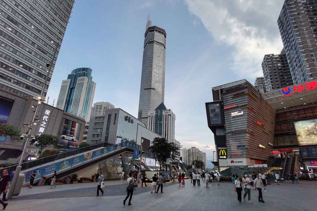 SEG Plaza, gedung setinggi hampir 300 meter (980 kaki) entah kenapa tiba-tiba bergoyang sekitar pukul 13.00 waktu setempat, mendorong evakuasi orang-orang di dalamnya, sementara pejalan kaki melihat dengan mulut ternganga dari jalan-jalan di luar.  Bangunan itu ditutup rapat pada 14:40.