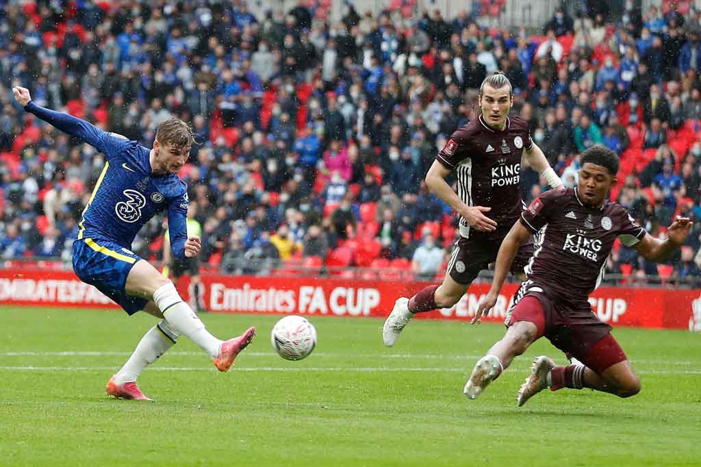 Pada menit ke-21, Timo Werner sukses menaklukkan kiper Kasper Schmeichel dari tengah kotak penalti, tetapi selebrasinya langsung berakhir sebab hakim garis sudah mengangkat bendera pertanda offside di tepi lapangan.