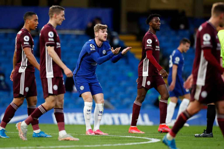 Lantas pada menit ke-34, Werner kembali melesakkan bola ke gawang Leicester menanduk sepak pojok kiriman Cesar Azpilicueta. Namun gol tersebut juga dianulir wasit setelah berkonsultasi dengan VAR karena bola terlebih dulu mengenai tangan Werner sebelum bersarang ke gawang Leicester. Skor 0-0 bertahan hingga jeda.