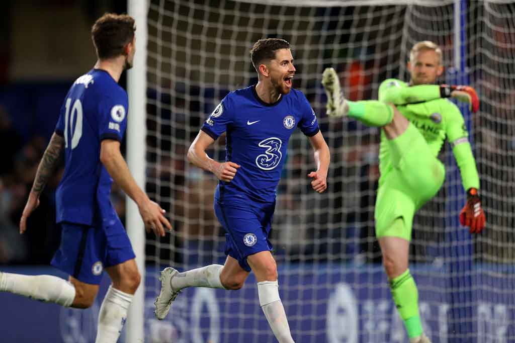 Lantas Chelsea mendapat hadiah penalti lantaran Werner dijegal oleh Wesley Fofana di dalam kotak terlarang. Jorginho yang menjadi algojo, melakukan eksekusi penalti khasnya demi menaklukkan Schmeichel dan menggandakan keunggulan Chelsea pada menit ke-66.