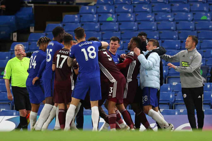 Masa injury time diwarnai hujan tiga kartu kuning, satu untuk Mendy yang membuang-buang waktu dan dua lainnya bagi Roberto Pereyra dan pemain cadangan Daniel Amartey karena terlibat keributan di penghujung laga.