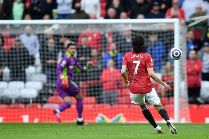 Berawal dari sapuan kiper David de Gea, bola bisa dikuasai Cavani di area Fulham dan penyerang gaek itu berdiri hampir tanpa kawalan untuk melepaskan tembakan jarak jauh yang melewati atas kepala kiper Alphonse Areola.