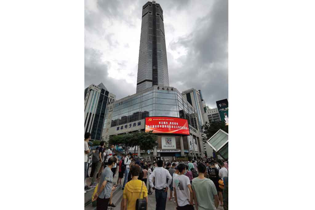 Salah satu gedung pencakar langit tertinggi di Tiongkok tiba-tiba bergoyang pada Selasa, 18 Mei 2021. Kepanikan pun terjadi dan orang-orang yang ada di dalamnya segera dievakuasi ke tempat yang lebih aman.