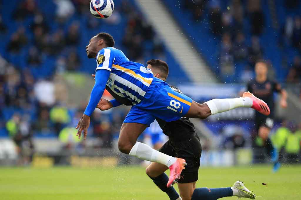 Sayangnya pada menit kesembilan Joao Cancelo melakukan pelanggaran di dekat kotak penalti terhadap Danny Welbeck yang tengah memimpin situasi serangan balik. 
