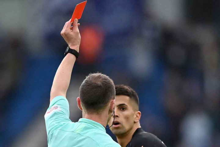 Pelanggaran itu langsung disambut wasit Stuart Atwell dengan merogoh kartu merah dari sakunya dan belakangan keputusan itu didukung oleh VAR.