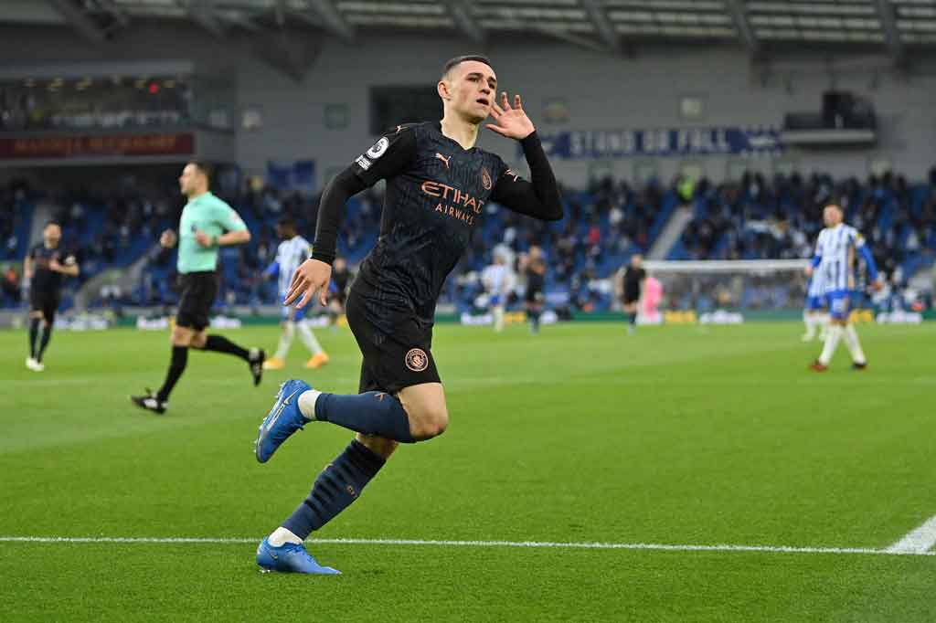 Kalah jumlah pemain tak membuat City menurunkan tempo permainan. Tiga menit memasuki babak kedua tim tamu menggandakan keunggulan lewat Phil Foden yang merangsek dari sisi kiri dan melepaskan tembakan yang memaksa kiper Robert Sanchez kembali memungut bola dari dalam gawangnya.