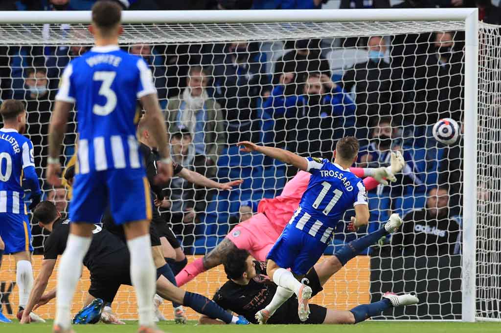 Gol itu rupanya justru melecut semangat para pemain Brighton yang berhasil memangkas ketertinggalan ketika Leandro Trossard memanfaatkan kesalahan umpan Rodri Hernandez, merangsek ke dalam kotak penalti City dan melepaskan tendangan keras yang membuat kedudukan jadi 1-2.