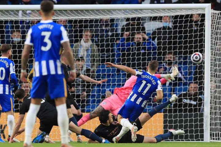 Gol itu rupanya justru melecut semangat para pemain Brighton yang berhasil memangkas ketertinggalan ketika Leandro Trossard memanfaatkan kesalahan umpan Rodri Hernandez, merangsek ke dalam kotak penalti City dan melepaskan tendangan keras yang membuat kedudukan jadi 1-2.